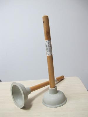 China 29cm Wooden Handle Rubber Toilet Plunger / Lavabo bathroom toilet plunger for sale