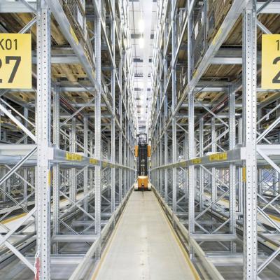 China Corrosion Protection Industrial Warehouse Storage Heavy Duty Very Narrow Aisle Pallet Rack for sale