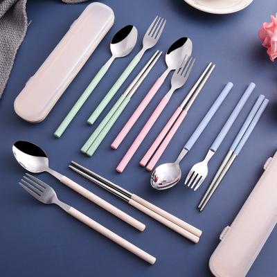 China Viable Flatware Student Office Stainless Steel Spoon Fork Knife Set Stainless Wheat Straw Round Handle Plastic Box Flatware for sale