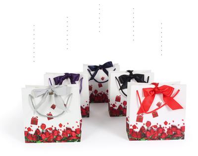 China 2021 black white new fashion Tote Paper Packing Bags custom made with flowers for birthday for sale