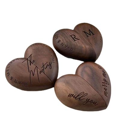 Chine Simple Walnut Ring Box Custom Wooden Heart Ring Box Wedding Engagement Personalized Proposal Ring Box Eco-Friendly à vendre