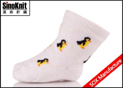 Chine Le bébé nouveau-né blanc simple cogne les chaussettes mignonnes de bébés de jacquard de modèle pour le garçon/filles à vendre