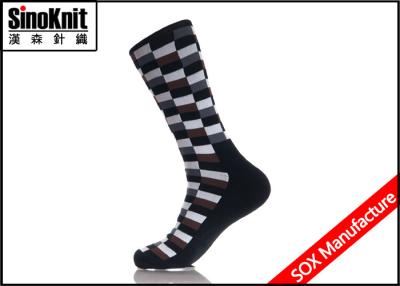 Chine Les chaussettes occasionnelles Terry des hommes tricotés par couleur blanche noire et le coussin renforcent la chaussette de talon à vendre