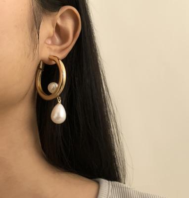 China TRENDY Women's Retro Simplicity Pearl Earrings Accessories Women's Gold Imitation Jewelry Metal Geometric Circle Large for sale