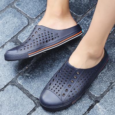 China Nieuwe van het gaten toevallige schoenen van het ontwerppaar van de zomersandals de vrouwen in te ademen vlakke antislipmannen strand holle luie halve pantoffels Te koop