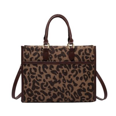 China Fashion 2021 autumn and winter new simple fashion leopard checkerboard large-capacity one-shoulder messenger handbag for sale