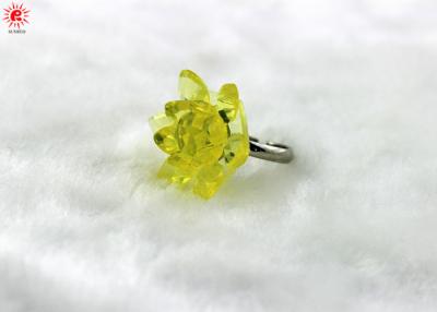 China Gelbe modische Mädchen-Metallfinger-Ringe mit Blume, handgemachte Schmuck-Ringe zu verkaufen