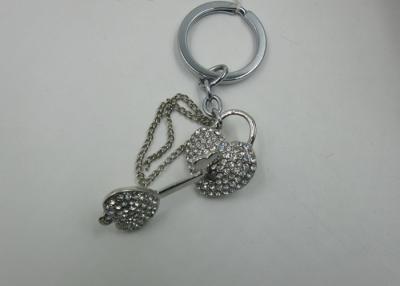 Cina Il regalo affascinante del cuore della catena chiave di Keychain dei biglietti di S. Valentino di cristallo del supporto in vendita