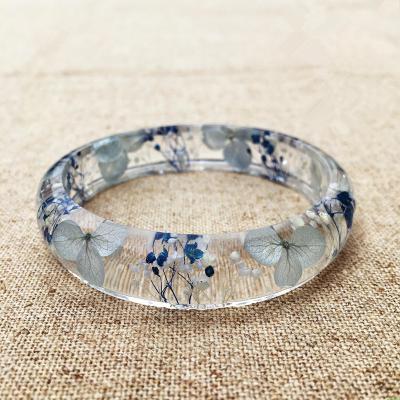 China Elegant Mixed Dry Flower Resin Bangle Bracelet Beautiful Epoxy Resin Jewelry for sale