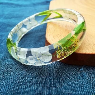 China Vibrant Green Real Dry Clear Resin Flower Bracelet For Elegant Ladies for sale