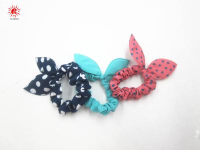 中国 Bule の女性のための赤い緑の室内用V字型テレビアンテナの円形の点の scrunchie のヘアケア製品のポニーテールのホールダー 販売のため