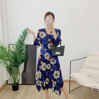 China Viable pleated women dresses 2023 autumn new temperament loose large size belt western v-neck pleats lady dress for sale