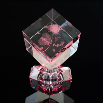 China Europe Wholesale Customized Crystal Rose Cube Engraved K9 Glass Cube Wedding Favors Keepsake Gift For Guests for sale