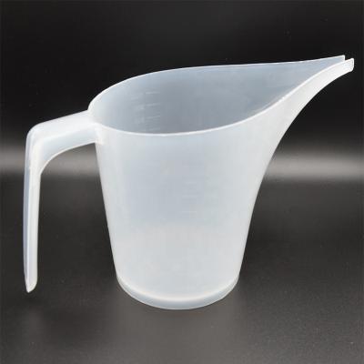 China Viable Kitchen Laboratory Plastic Measuring Cup Cooking Pouring Pitcher for sale