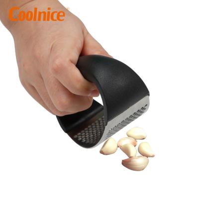 China Viable Factory Supplier Porcelain Kitchen Instrument 304 Stainless Steel Kitchen Metal Handheld Garlic Press for sale