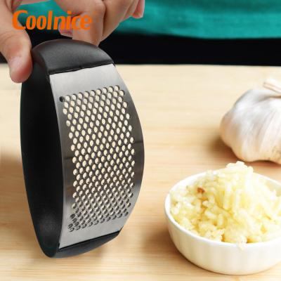 China Durable Dishwasher Handheld Safe Easy To Clean Stainless Steel Garlic Rolling Crusher for sale