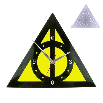 China Viable Handmade Large Clock Wall Hanging DIY Triangle Shape Resin Clock Silicone Mold Home Decorative Ornament Caasting for sale