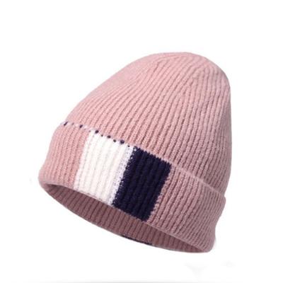 China 2021 New Fashion Design COMMON Ladies Matching Color Matching Beanie Hats Winter Warm Knitted Hats Sports Hats for sale