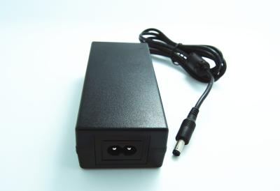 中国 12V 5A 60W は 2 つのピン ソケットが付いている保安用カメラの DC電源のアダプターを出力しました 販売のため