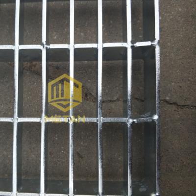 China Traditional Steel Walkway Metal Grating Platform Raised Mesh Grille for sale