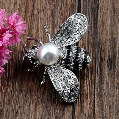 China Exquisite Pearl Bee Selling Alloy Dual-Use Brooch Pin Popular Hot Three-dimensional High-bright Small Brooch Suit for sale