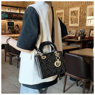 China Small Messenger Bag Luxury Design Women's Shoulder Bag Large Diamond Fashion Pattern Quilted PU Lightweight Eco-Friendly Clutch Handbag for sale