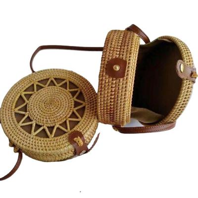 China Ellyson eco-friendly factory sells women's fashion handwoven circular rattan cross-body bag for sale