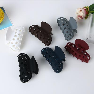 China 2021 Retro Fashion Large Hair Claw Clip Accessories Female Matte Cavity Clip Wholesale Hair Claw for sale