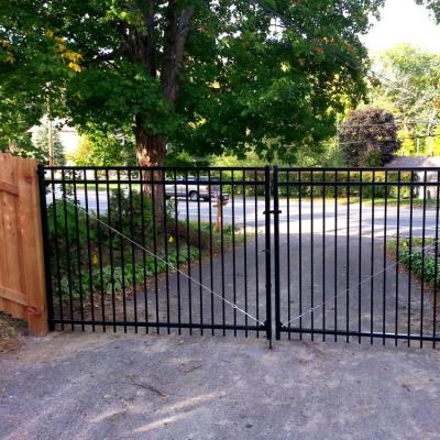 China Easily Assembled Black Powder Coated Zinc Galvanized Steel Driveway Gate for sale