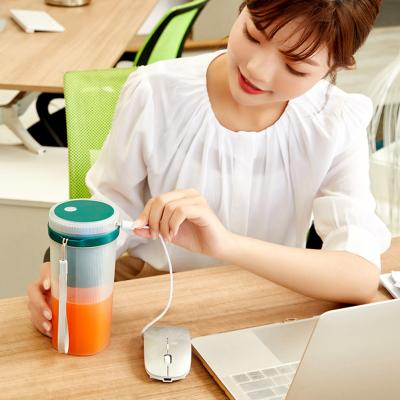 China Small Home Car Mini USB Rechargeable Portable Fruit Juicer Maker Blender Charger for sale