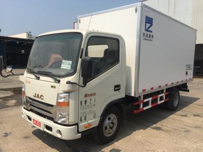 China Van de de koelingsvrachtwagen van JAC 4*2 6ton kleine de diepvriezervrachtwagen met glasvezelpanelen voor vers vervoer Te koop