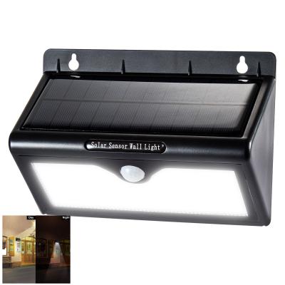 China Solar Powered Outdoor Plastic Wall Lights , Led Outdoor Security Floodlight With Dusk To Dawn Light Sensor for sale