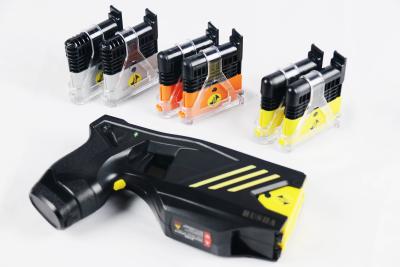 China IP57 waterdicht afstandsbediening politie stun gun met elektrische schokpeper spray Te koop