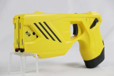 China Pistola de choque eléctrico multi táctico con spray de pimienta y control remoto en venta