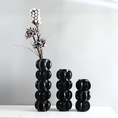 China Minimalist high-grade restaurant bookshelf personality resin hotel black and white vase for sale