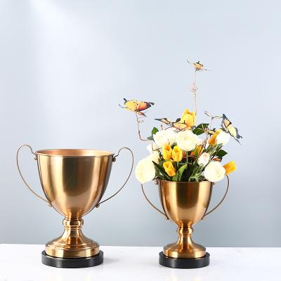 China Pretty Gold Wholesale Minimalist Matte Brass Trophy Decorate Golden Vase Reception Room Decorations Vase for sale