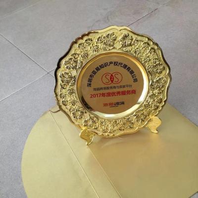 China Europe China manufacture high quality new style gold decorative 3d metal embossed hard plated souvenir plate with custom logo for sale