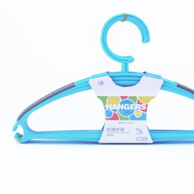 China Wholesale Minimalist OEM Plastic Adult Hangers Not Easy To Slip Bent And Durable for sale