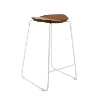 中国 Best Quality Classic Bar Stools Modern High Bar Chair Metal Iron Low Seat Bar Stool Wood Chair With Wood Seat 販売のため