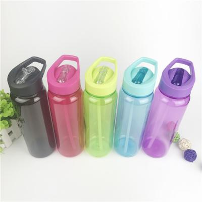 China Sports Water Bottles 700ML Clear Plastic Flip Lids Sports Straw Bottle With Handle Food Grade for sale