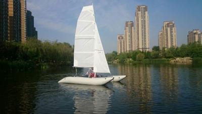 China Kajak inflable con dos velas, velero inflable portátil de la navegación del catamarán en venta