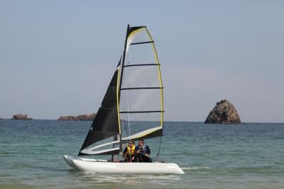 Chine Voiliers transparents gonflables de catamaran de bateau à voile de mât en aluminium grands pour 4 personnes à vendre