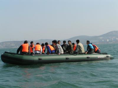 China Schwarzes aufblasbares Sport-Boot PVC/handgemachte Fähre Hypalon mit der hohen Kapazität zu verkaufen