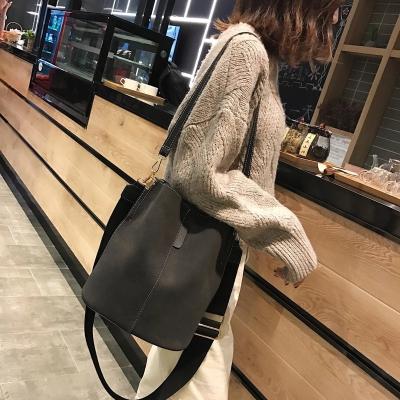 China Fashion fashion to bag a Italian Bum Bag Retro Bucket Bag wholesaler of business retro new multi-color multi-color leather main bucket bag bags synchronize for sale