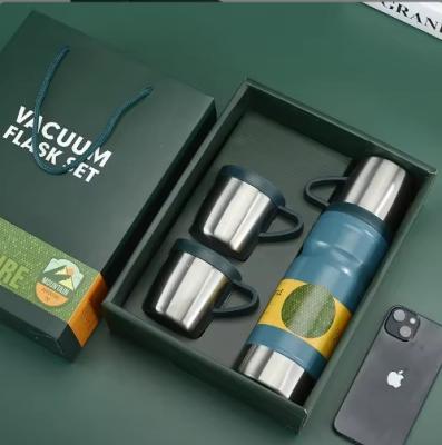 China Light Grey Business Custom Gift Set 680ml Insulated Water Bottle Double Wall 304 Stainless Steel Thermos Vacuum Flask With 2 Cups for sale