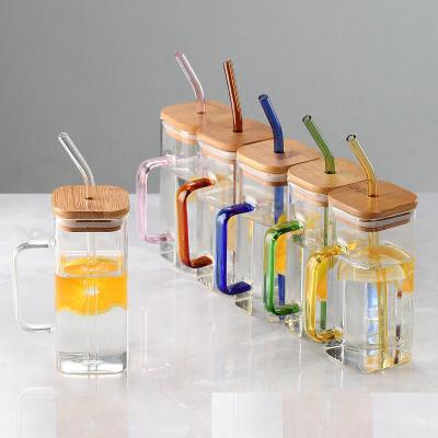 China Morden Luxury Quadratform Kinder Glas Trinksaft Milchbecher mit farbigem Griff Bambusdeckel Glasstroh zu verkaufen