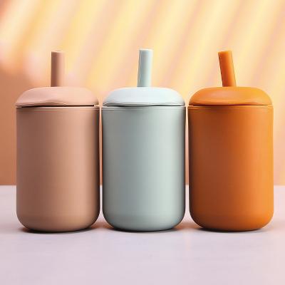 China Novedad Color de arcilla para bebés Moda para bebidas al aire libre Botella de agua de silicona con paja en venta