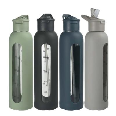 China 700ml/1000ml Portable Custom Logo Glass Bottles with Silicone Sleeves and Time Stamp for sale