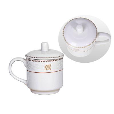 China Novedad a granel Cerámica hecha a mano de colores claros Taza de abuelo con tapa de agarre de mano Taza de café en venta