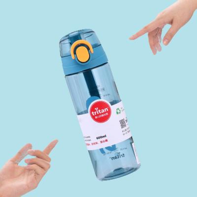 China 600ml Tritan Transparent Water Bottle Plastic Sport Drinking Bottle With Handle Lid for sale